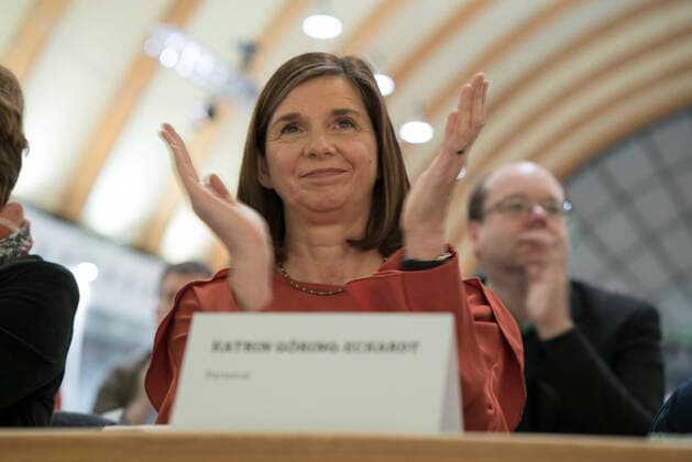 Bundesdelegiertenkonferenz Bündnis 90 Die Grünen Katrin Göring-Eckardt, Fraktionsvorsitzende von BÜNDNIS 90 DIE GRÜNEN und Mitglied der Synode der EKD, applaudiert der Rede von Robert Habeck auf der Bundesdeligiertenkonferenz der Partei in Bielefeld Parlamentary Chairwoman of the Green Party in German Fedaral Parliament Bundestag Katrin Göring-Eckardt applauding Robert Habeck s speech on the party s federal conference in Bielefeld, 15.11.2019