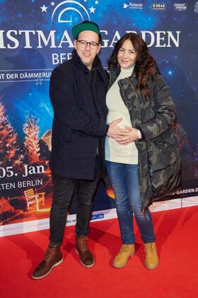 Ben Bluemel mit Frau Caroline (schwanger) - VIP Opening des Christmas Garden Berlin im Botanischen Garten in Berlin Dahlem am 15.11.2019. Christmas Garden Berlin *** Ben Bluemel with wife Caroline pregnant VIP Opening of the Christmas Garden Berlin in the Botanical Garden in Berlin Dahlem on 15 11 2019 Christmas Garden Berlin