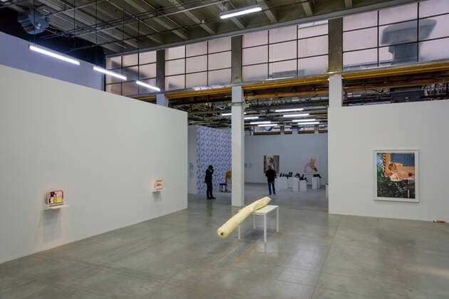 Architektur von Lacaton & Vassal Das Palais de Tokyo ist ein von der französischen Regierung und der Stadt Paris unter der Bezeichnung Palais des Musees d™art moderne initiiertes und von den Architekten Jean-Claude Dondel, Andre Aubert, Paul Viard und Marcel Dastugue im Jahr 1937 vollendetes Museums- und Ausstellungsgebäude für moderne Kunst am rechten Ufer (Rive Droite) der Seine in Paris (16. Arrdt.). Das neoklassizistische Gebäude gliedert sich auf in zwei Hauptflügel, die in der Mitte durch einen Hof mit einem dreiseitigen Portikus verbunden sind. Es wurde am 24. Mai 1937 anlässlich der Eröffnung der Pariser Weltausstellung von dem französischen Staatspräsidenten Albert Lebrun eingeweiht. Namensgebend war die damals zwischen dem Gebäude und der Seine verlaufende Avenue de Tokio (seit 1945 Avenue de New York). *** The Palais de Tokyo is a modern museum a