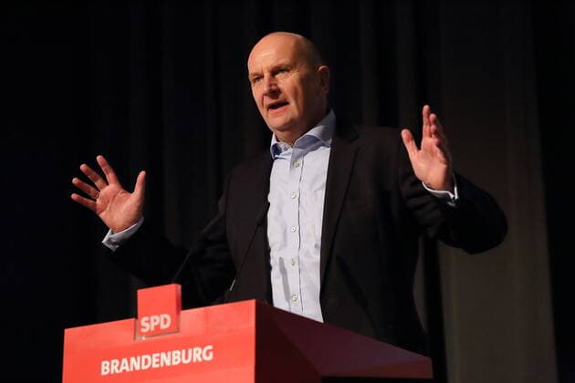 Dietmar Woidke Minister President and State Chairman speaks at the extraordinary state party conference of the Brandenburg SPD on the vote on the coalition agreement with CDU and Bündnis 90 Die Grünen, Potsdam, 15 November 2019 Extraordinary state party conference of the SPD Brandenburg