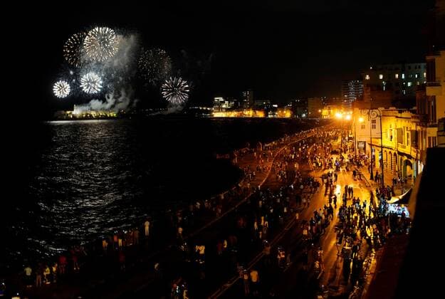 Bilder des Jahres 2019, News 11 November News Themen der Woche KW46 News Bilder des Tages Havanna, Feierlichkeiten zum 500. Jahrestag der Gründung Thousands of people watch fireworks during the celebration of the 500th anniversary of the Havana s foundation, at the Malecon in Havana, Cuba, 15 November 2019. Several simultaneous concerts at the emblematic Malecon, a Russian ballet gala, photographic exhibitions and the traditional ceremony at the city s founding site are some moments of the extensive program with which Havana went partying this Friday to wait for its 500th birthday. Havana celebrates its 500th birthday !ACHTUNG: NUR REDAKTIONELLE NUTZUNG!  Copyright: xErnestoxMastrascusax AME5621 20191116-637094839060654834