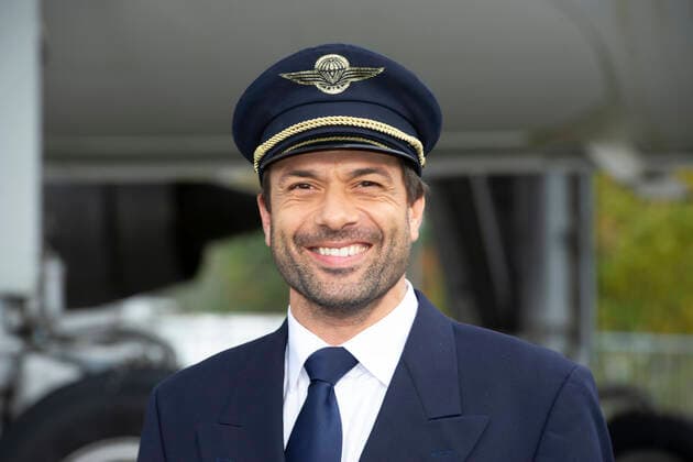 Schauspieler Kai SCHUMANN spielt die Rolle des Kriminalkommisar Nikolas Heldt, in der Uniform eines Piloten, Fototermin anlaesslich der 100. Folge HELDT im ZDF, am Set in Koeln, 13.11.2019, *** Actor Kai SCHUMANN plays the role of detective Nikolas Heldt, in the uniform of a pilot, photo shoot on the occasion of the 100 episode HELDT on ZDF, on set in Cologne, 13 11 2019,