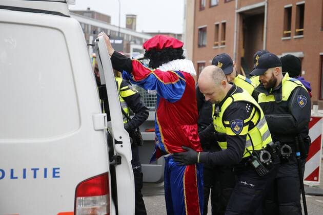 Bilder des Jahres 2019, News 11 November News Themen der Woche KW46 APELDOORN, 16-11-2019, Sinterklaas intocht Apeldoorn, zwarte pieten van pegida meegenomen door de politie Sinterklaas Apeldoorn  x5248324x Copyright: