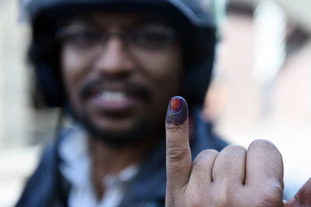 Bilder des Jahres 2019, News 11 November News Themen der Woche KW46 (191116) -- COLOMBO, Nov. 16, 2019 (Xinhua) -- A man shows his finger after casting his ballot during the presidential elections in Colombo, Sri Lanka, Nov. 16, 2019. The voter turnout in Sri Lanka s presidential elections hit 70 percent by 2:00 p.m. local time on Saturday, election officers said. (Photo by Gayan Sameera Xinhua) SRI LANKA-COLOMBO-PRESIDENCIAL ELECTIONS 