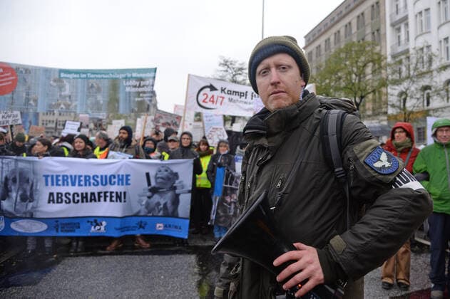 Bilder des Jahres 2019, News 11 November News Themen der Woche KW46 News Bilder des Tages Hamburg der 16.11.2019. Bildinfo: Friedrich Mülln, von der SOKO Tierschutz, brachte den Skandal ins Rollen und ist einer der Organisatoren der Demonstration. Mehr als 15.000 Menschen demonstrierten heute in der Hamburger Innenstadt gegen Tierversuche und für die Schließung des Tierversuchslabor LPT in Hamburg Neugraben und Niedersachsen in Mienenbüttel. Aufgerufen zu der größten Tierschutzdemonstration in Deutschland hatte die Soko Tierschutz. Die Tierschützer der Organisation hatten sich in den Betrieb eingeschlichen und mit ihren Veröffentlichungen bundesweit entsetzen ausgelöst. Der Demonstrationszug ging vom Heidi-Kabel-Platz, über die Möckebergstraße und weiter zum Gänsemarkt. Die Abschlußkundgebung fand am Speersort statt. 15.000 Menschen demonstrieren in Hamburg gegen Tierversuche und die Schließung des LPT Labors,