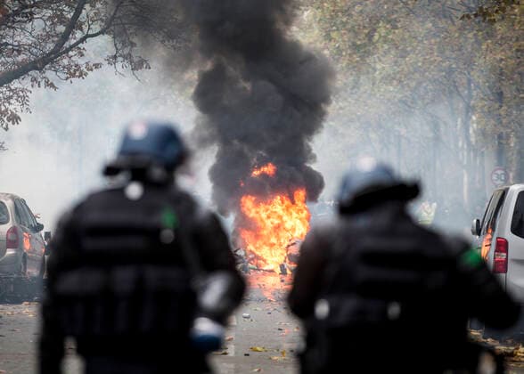 Bilder des Jahres 2019, News 11 November News Themen der Woche KW46 News Bilder des Tages 1 an des Gillet Jaunes a Paris. PARIS, FRANCE - NOVEMBER 16: Gilets Jaunes (Yellow Vests) protesters clash with French riot police on Place d Italie during a protest to mark the first anniversary of the yellow vest (gilets jaunes) movement, in Paris, France on November 16, 2109. 247586 2019-11-16  Copyright: xElyxandroxCegarrax STAR_247586_039