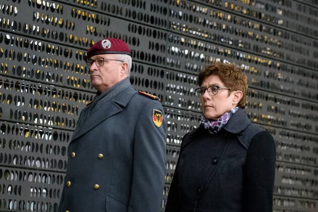 Bilder des Jahres 2019, News 11 November News Themen der Woche KW46 News Bilder des Tages Berlin, Gedenken zum Volkstrauertag durch die Bundesministerin der Verteidigung Deutschland, Berlin - 17 11 2019: Im Bild ist Bundesministerin der Verteidigung Annegret Kramp-Karrenbauer (CDU) und Eberhard Zorn (Generalinspekteur der Bundeswehr) während der Zeremonie zum Volkstrauertag im Bundesministerium der Verteidigung zu sehen. Berlin Bundesministerium der Verteidigung Berlin Deutschland *** Berlin, commemoration of the Memorial Day by the Federal Minister of Defense Germany, Berlin 17 11 2019 The picture shows Federal Minister of Defense Annegret Kramp Karrenbauer CDU and Eberhard Zorn Inspector General of the Bundeswehr during the Memorial Day Ceremony at the Federal Ministry of Defense Berlin Federal Ministry of Defense Berlin Germany