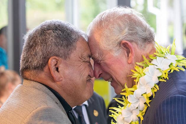 Entertainment Bilder des Tages ROYAL VISIT NEW ZEALAND, Prince Charles receives a hongi from an Elder as he and Camilla, Duchess of Cornwall visit the Wesley Community Centre during their royal visit to New Zealand in Auckland, Monday, November 18, 2019. The visit will be part of a week-long tour of the country which also takes in Christchurch and Kaikoura. ( NO ARCHIVING, EDITORIAL USE ONLY, NO USE IN BOOKS WITHOUT CONSENT AUCKLAND NEW ZEALAND  Copyright: xDAVIDxROWLANDx 20191118001433339364