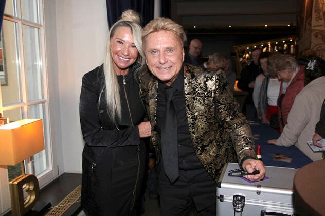 Hans-Jürgen Beyer mit Freundin Manuela Hebestreit bei der Aufzeichnung der TV Show Wiedersehen der Ostlegenden im Boulevardtheater. Dresden, 13.11.2019 *** Hans Jürgen Beyer with girlfriend Manuela Hebestreit recording the TV show Wiedersehen der Ostlegenden at the Boulevardtheater Dresden, 13 11 2019 Foto:xM.xWehnertx xFuturexImage
