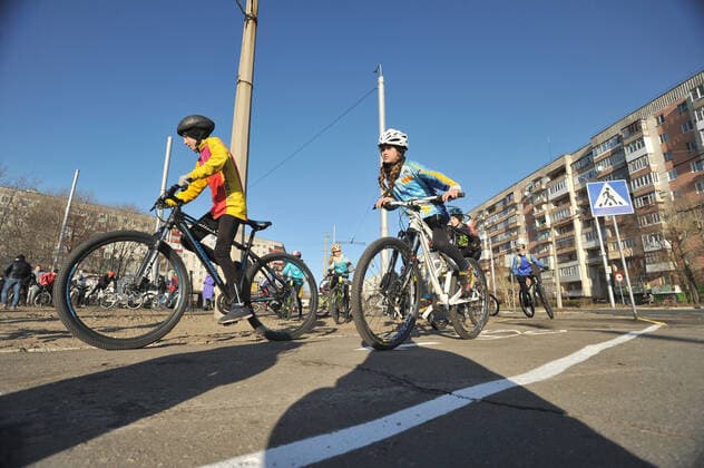 SIEVIERODONETSK, UKRAINE - NOVEMBER 16, 2019 - Children ride their bicycles along the first cycleway that has recently been inaugurated in Sievierodonetsk, Luhansk Region, eastern Ukraine. Sievierodonetsk boasts first cycleway  Copyright: xKovalyovxOleksiyx