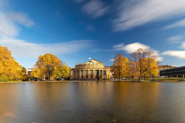 DEU, Deutschland, Baden-Württemberg, 18.11.2019: Opernhaus Stuttgart, historischer Littmann-Bau. Eine Kostenschätzung für die Sanierung des Großen Hauses ergab Gesamtkosten von rund einer Milliarde Euro, inklusive eines Interims. Die Kosten teilen sich die Landeshauptstadt und das Land Baden-Württemberg. Ein Grundsatzbeschluss für die Sanierung steht aber noch aus. Rechts der Landtag von Baden-Württemberg. *** DEU, Germany, Baden Württemberg, 18 11 2019 Stuttgart Opera House, historic Littmann Building A cost estimate for the renovation of the Great House resulted in total costs of around one billion euros, including an interim cost The costs are shared by the state capital and the state of Baden Württemberg A fundamental decision for the renovation is still pending from the right the state parliament of Baden Württemberg