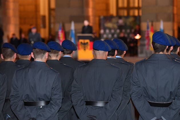 Recruits swear their allegiance on 18 11 2019 in the courtyard garden of Munichs Residenz Soldiers swear their allegiance on 18 11 2019