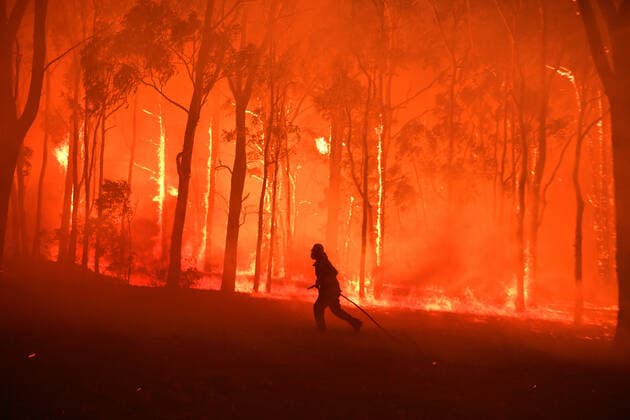 Bilder des Jahres 2019, News 11 November News Themen der Woche News Bilder des Tages BUSHFIRES NSW, RFS volunteers and NSW Fire and Rescue officers protect the Colo Heights Public School from being impacted by the Gospers Mountain fire near Colo Heights south west of Sydney, Tuesday, November 19, 2019. ( NO ARCHIVING, EDITORIAL USE ONLY, NO USE IN BOOKS WITHOUT CONSENT SYDNEY NSW AUSTRALIA  Copyright: xDEANxLEWINSx 20191119001433592898
