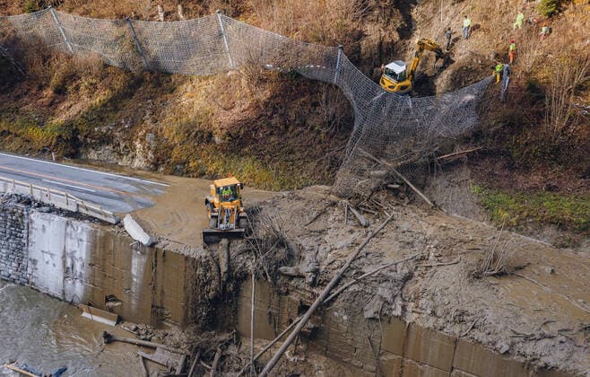 Bilder des Jahres 2019, News 11 November News Themen der Woche News Bilder des Tages Lend THEMENBILD - Aufraeumarbeiten der gesperrten B311 zwischen Lend und Schwarzach nach einem Murenabgang, aufgenommen am 19. November 2019 in Lend. Die extremen Schneefaelle und der Starkregen der vergangenen Tage sorgen in Teilen Oesterreichs fuer massive Gefahren und Behinderungen Clean up of the closed Road B311 between Lend and Schwarzach after a mudslide. The extreme snowfalls and Heavy Rain of the past few days cause massive dangers and disabilities in parts of Austria, Lend on 19 11 19. *** Lend THEMENBILD Clean up of the closed B311 between Lend and Schwarzach after a mudslide The extreme snowfalls and Heavy Rain of the past few days cause massive dangers and disabilities in parts of Austria, Lend on 19 11 19 The extreme snowfall and heavy rain of the past few days cause massive dangers and disabilities in parts of Austria B3  EP_fei