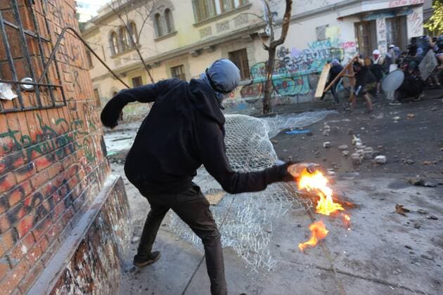 Bilder des Jahres 2019, News 11 November News Themen der Woche News Bilder des Tages A group of protesters clash with the riot police in Santiago, Chile, 19 November 2019. New clashes between protesters and security forces took place in Santiago, a day after the most serious social outbreak in the democratic history of Chile turned one month. EFE Elvis González New clashes between protesters and security forces in Chile !ACHTUNG: NUR REDAKTIONELLE NUTZUNG!  Copyright: xELVISxGONZALEZx AME7340 20191120-637098124635553624