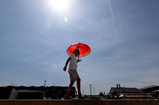 HOT WEATHER ADELAIDE, A man walks with an umbrella at Henley Beach during hot weather in Adelaide, Wednesday, November 20, 2019. More than 100 schools will be closed in South Australia today, as much of the state braces for catastrophic fire danger conditions. ( NO ARCHIVING, EDITORIAL USE ONLY, NO USE IN BOOKS WITHOUT CONSENT ADELAIDE SA AUSTRALIA  Copyright: xKELLYxBARNESx 20191120001433717829