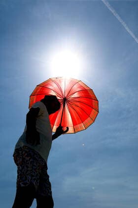 HOT WEATHER ADELAIDE, A man walks with an umbrella at Henley Beach during hot weather in Adelaide, Wednesday, November 20, 2019. More than 100 schools will be closed in South Australia today, as much of the state braces for catastrophic fire danger conditions. ( NO ARCHIVING, EDITORIAL USE ONLY, NO USE IN BOOKS WITHOUT CONSENT ADELAIDE SA AUSTRALIA  Copyright: xKELLYxBARNESx 20191120001433717904