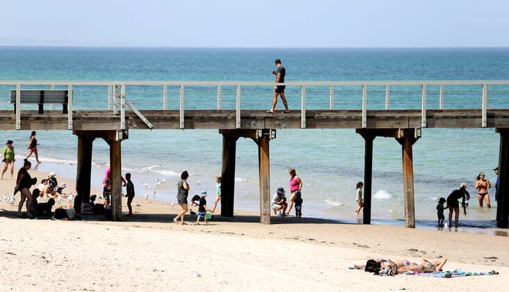 HOT WEATHER ADELAIDE, Beachgoers at Henley Beach during hot weather in Adelaide, Wednesday, November 20, 2019. More than 100 schools will be closed in South Australia today, as much of the state braces for catastrophic fire danger conditions. ( NO ARCHIVING, EDITORIAL USE ONLY, NO USE IN BOOKS WITHOUT CONSENT ADELAIDE SA AUSTRALIA  Copyright: xKELLYxBARNESx 20191120001433718583