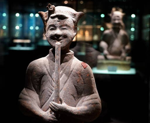 Entertainment Bilder des Tages News Bilder des Tages (191120) -- ZHENGZHOU, Nov. 20, 2019 -- A music-playing statue is on display during an exhibition on music and dancing along the ancient Silk Road in Zhengzhou, central China s Henan Province, on Nov. 19, 2019. More than 280 artifacts dating back to ancient China s Han, Tang, Song and Yuan dynasties are on display during the exhibition. ) CHINA-ZHENGZHOU-SILK ROAD-EXHIBITION (CN) LixAn 