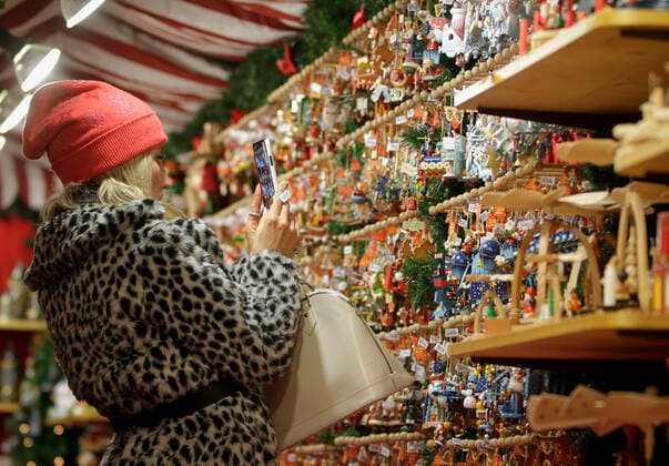 (191120) -- VANCOUVER, Nov. 20, 2019 (Xinhua) -- A visitor takes photos of Christmas ornaments at the Vancouver Christmas Market at Jack Poole Plaza in Vancouver, Canada, Nov. 19, 2019. The Vancouver Christmas Market celebrates its 10th anniversary that features more than 80 huts stuffed with food, treats together with different festive activities for locals and visitors to enjoy. (Photo by Liang Sen Xinhua) CANADA-VANCOUVER-CHRISTMAS MARKET 