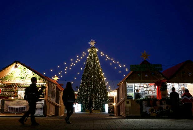 (191120) -- VANCOUVER, Nov. 20, 2019 (Xinhua) -- Photo taken on Nov. 19, 2019 shows a night view of the Vancouver Christmas Market at Jack Poole Plaza in Vancouver, Canada. The Vancouver Christmas Market celebrates its 10th anniversary that features more than 80 huts stuffed with food, treats together with different festive activities for locals and visitors to enjoy. (Photo by Liang Sen Xinhua) CANADA-VANCOUVER-CHRISTMAS MARKET 