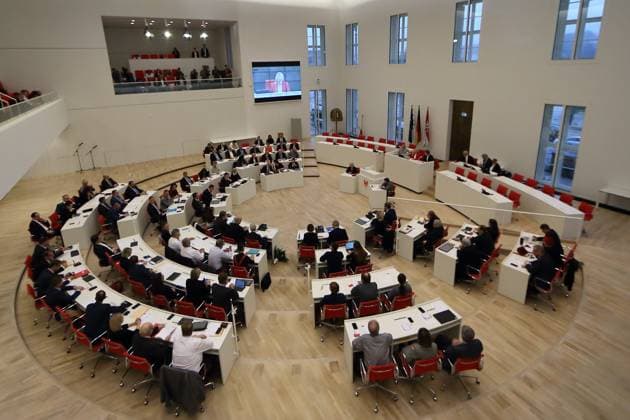 Blick in den Plenarsaal während einer Sitzung des Brandenburger Landtags in Potsdam, 20. November 2019. Landtag Brandenburg: Wahl des Ministerpräsidenten *** View into the plenary hall during a session of the Brandenburg Landtag in Potsdam, 20 November 2019 Brandenburg Landtag Election of the Prime Minister