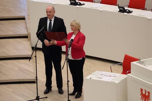 Landtagspräsidentin Ulrike Liedtke (SPD) vereidigt Dietmar Woidke (SPD) zum Ministerpräsidenten des Landes Brandenburg während einer Sitzung des Brandenburger Landtags in Potsdam, 20. November 2019. Landtag Brandenburg: Wahl des Ministerpräsidenten *** State Parliament President Ulrike Liedtke SPD swears in Dietmar Woidke SPD as Minister President of the State of Brandenburg during a session of the Brandenburg State Parliament in Potsdam, 20 November 2019 Brandenburg State Parliament Election of the Minister President