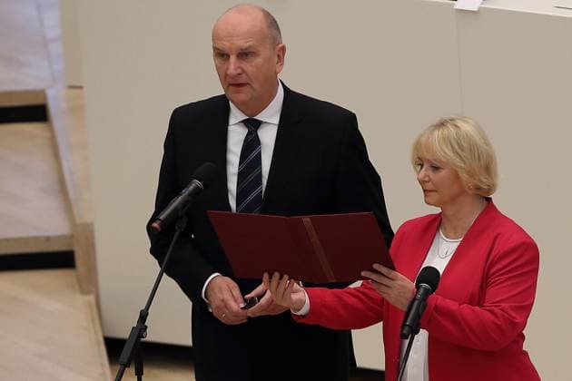 Landtagspräsidentin Ulrike Liedtke (SPD) vereidigt Dietmar Woidke (SPD) zum Ministerpräsidenten des Landes Brandenburg während einer Sitzung des Brandenburger Landtags in Potsdam, 20. November 2019. Landtag Brandenburg: Wahl des Ministerpräsidenten *** State Parliament President Ulrike Liedtke SPD swears in Dietmar Woidke SPD as Minister President of the State of Brandenburg during a session of the Brandenburg State Parliament in Potsdam, 20 November 2019 Brandenburg State Parliament Election of the Minister President