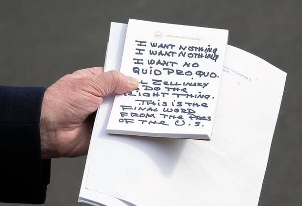 Bilder des Jahres 2019, News 11 November News Themen der Woche News Bilder des Tages Tighter crop of United States President Donald J. Trump holding notes responding to the testimony of United States Ambassador to the European Union Gordon Sondland as he speaks to the media on the South Lawn of the White House in Washington D.C., U.S., on Wednesday, November 20, 2019. Copyright: xStefanixReynoldsx