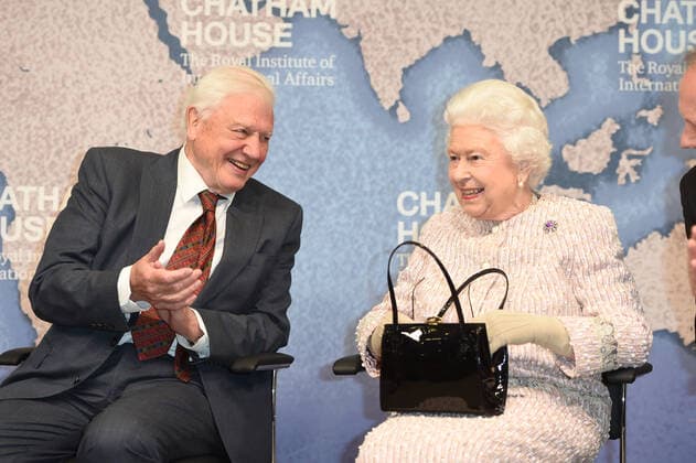 Bilder des Jahres 2019, Entertainment 11 November Entertainment Bilder des Tages . 20 11 2019. London, United Kingdom. Queen Elizabeth II presents the Chatham House Prize 2019 to Sir David Attenborough and Julian Hector, Head of the BBC Natural History Unit, at a ceremony in London.  xPoolx xi-Imagesx IIM-20445-0013