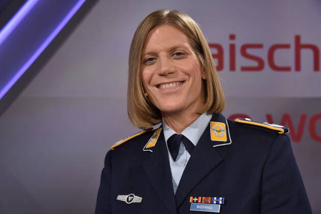 Bilder des Jahres 2019, News 11 November News Themen der Woche Die Soldatin Anastasia Biefang, Deutschlands erste transsexuelle Kommandeurin der Bundeswehr zu Gast in der ARD Talkshow Maischberger . die Woche am 20.11.2019 in Köln. *** Soldier Anastasia Biefang, Germanys first transsexual commander of the German Armed Forces, guest on ARD talk show Maischberger die Woche on 20 11 2019 in Cologne