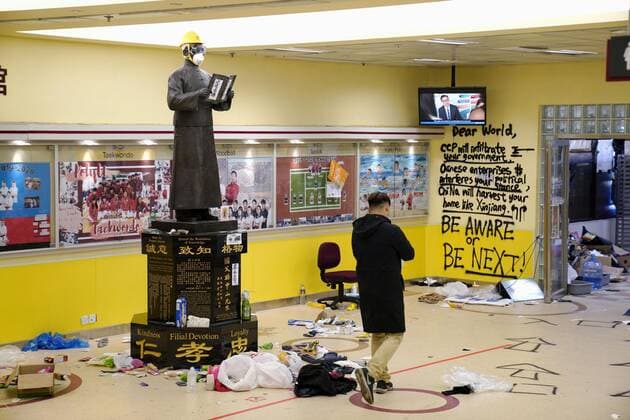 Bilder des Jahres 2019, News 11 November News Themen der Woche News Bilder des Tages Hong Kong protest A demonstrator is seen inside the Hong Kong Polytechnic University campus in the Kowloon area on Nov. 21, 2019, after most protesters who had holed up there left following a days-long standoff with police. 