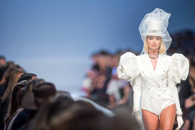 Bilder des Jahres 2019, Entertainment 11 November Entertainment Bilder des Tages (191121) -- VILNIUS, Nov. 21, 2019 -- A model presents a creation by Lithuanian designer Juozas Statkevicius during the 2020 Spring Summer Collection fashion show in Vilnius, Lithuania, Nov. 20, 2019. (Photo by Alfredas Pliadis Xinhua) LITHUANIA-VILNIUS-FASHION SHOW AxErfuleidasi¡¤puliyadisi 