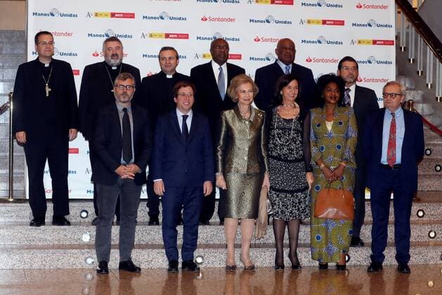 Spanish Secretary of State of Communications Miguel Angel Oliver (L), Madrid s Mayor Jose Luis Martínez Almeida (2-L), Spain s emeritus Queen Sofia (C) and NGO Manos Unidas president Clara Pardo (2-R) pose for the media upon arrival at Auditorio Nacional for receiving the Manos Unidas 60th Aniversary Award in Madrid, Spain, 21 November. Emeritus Queen Sofia will receive the Manos Unidas 60th Aniversary Award by NGO Manos Unidas for her huge sensitivity with the most needy people. NGO Manos Unidas hands in Manos Unidas 60th Aniversary Award to Emeritus Queen Sofia !ACHTUNG: NUR REDAKTIONELLE NUTZUNG!  Copyright: xBallesterosx GRAF3778 20191121-637099652446634449