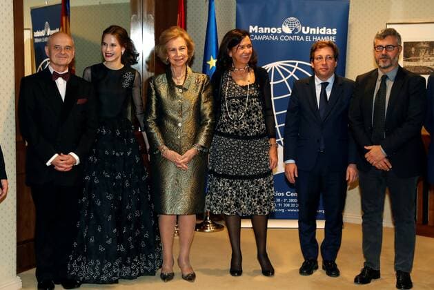 Spain s emeritus Queen Sofia (3-L), poses for the photographers with Madrid s Mayor Jose Luis Martinez-Almeida (2-R) and orchestral director Inma Shara (2-L) after receiving the Manos Unidas 60th Aniversary Award at Auditorio Nacional in Madrid, Spain, 21 November. Emeritus Queen Sofia will receive the Manos Unidas 60th Aniversary Award by NGO Manos Unidas for her huge sensitivity with the most needy people. NGO Manos Unidas hands in Manos Unidas 60th Aniversary Award to Emeritus Queen Sofia !ACHTUNG: NUR REDAKTIONELLE NUTZUNG!  Copyright: xBallesterosx GRAF3882 20191121-637099707101880299