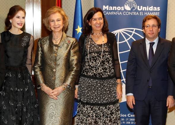 Spain s emeritus Queen Sofia (2-L) poses for the photographers with orchestra director Inma Shara (L), Madrid s Mayor Jose Luis Martinez-Almeida (R) and NGO Manos Unidas president Cara Pardo (2-R) after receiving the Manos Unidas 60th Aniversary Award at Auditorio Nacional in Madrid, Spain, 21 November. Emeritus Queen Sofia will receive the Manos Unidas 60th Aniversary Award by NGO Manos Unidas for her huge sensitivity with the most needy people. NGO Manos Unidas hands in Manos Unidas 60th Aniversary Award to Emeritus Queen Sofia !ACHTUNG: NUR REDAKTIONELLE NUTZUNG!  Copyright: xBallesterosx GRAF3885 20191121-637099709745094263
