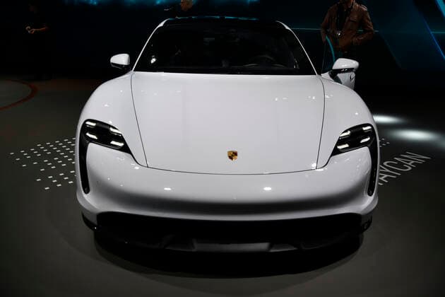 The new 2020 Porsche 4D Taycan 4S car on display during media day at the LA Auto Show, Los Angeles,California, Wednesday USA. Nov 20, 2019. Los Angeles USA - ZUMAbl1_ 20191120_zaf_bl1_093 Copyright: xGenexBlevinsx