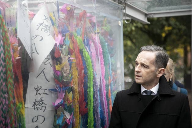 Bilder des Jahres 2019, News 11 November News Themen der Woche Bundesaussenminister Heiko Maas, SPD, aufgenommen bei der Besichtigung des Friedensparks, Mahnmal fuer die Kinder und Laeuten der Friedensglocke Hiroshima, Japan. 22.11.2019. Hiroshima Japan *** Federal Foreign Minister Heiko Maas, SPD, admitted during the visit of the peace park, memorial for the children and ringing of the peace bell Hiroshima, Japan 22 11 2019 Hiroshima Japan Copyright: xFelixxZahn photothek.netx