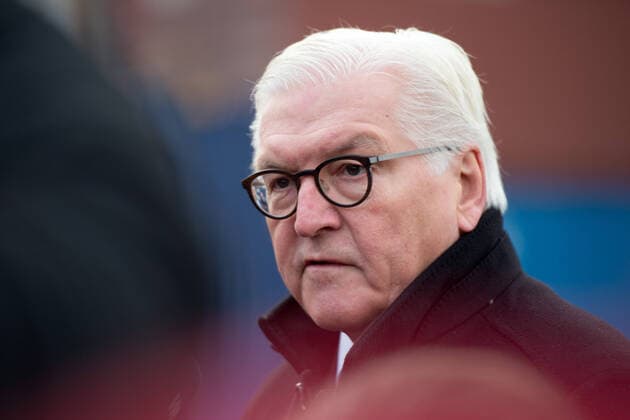 Duisburg, Germany 22 11 2019 Federal President Frank Walter Steinmeier visits the Ruhr District Federal President Frank Walter Steinmeier visits the Ruhr District on 22 November 2019 In the picture he stops at the logport where Duisburger Hafen AG is located on the former site of the Rheinhausen steelworks, Duisburg Nordrhein Westfalen Deutschland Hafen