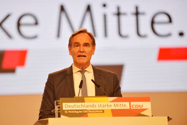 32 Party Congress Christian Democratic Union of Germany CDU , Leipzig 22 11 2019 Burkhard Jung SPD, Lord Mayor of the City of Leipzig and President of the German Association of Cities and Towns during his speech at the CDU Party Congress in Leipzig 22 11 2019 On the lectern in front of him stands the party congress motto of Germanys strong centre Leipzig Germany Leipzig Fair