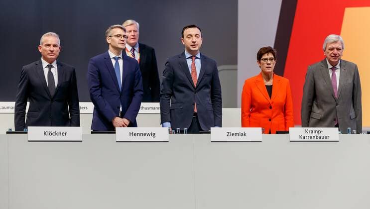 Leipzig, Deutschland, 22.11.2019, Parteitag der Christlich-Demokratischen Union, CDU, Thomas Strobl (CDU), Dr. Stefan Hennewig (CDU), Generalsekretaer Paul Ziemiak (CDU), Bundesvorsitzende Annegret Kramp-Karrenbauer (CDU), Volker Bouffier (CDU) singen die Deutsche Nationalhymne, sing the German national anthem ( Defodi-01048-204723 *** Leipzig, Germany, 22 11 2019, Party Congress of the Christian Democratic Union, CDU, Thomas Strobl CDU , Dr Stefan Hennewig CDU , Secretary General Paul Ziemiak CDU , Federal President Annegret Kramp Karrenbauer CDU , Volker Bouffier CDU sing the German National Anthem, sing the German national anthem Defodi 01048 204723 Defodi-048