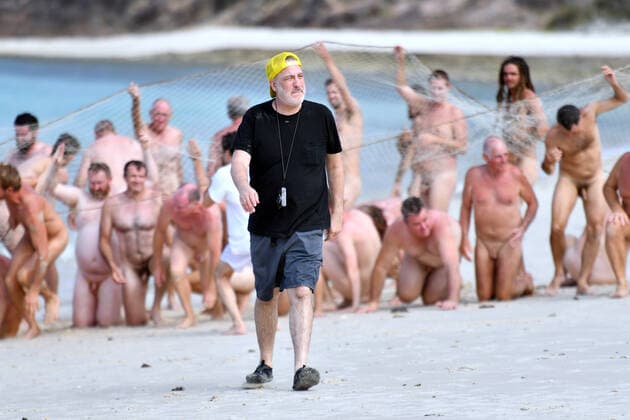 Bilder des Jahres 2019, Entertainment 11 November SPENCER TUNICK WHITEHAVEN BEACH, *File* US art photographer Spencer Tunick walks away after directing people to pose nude on a beach on Haslewood Island, part of the Whitsunday Islands, 1096km north of Brisbane, Saturday, November 23, 2019. 100 people posed naked for the installation, which marks the launch of THE ICONIC s We Are Human Summer 19 20 campaign. ( NO ARCHIVING, EDITORIAL USE ONLY, NO USE IN BOOKS WITHOUT CONSENT Whitsunday Islands QLD AUSTRALIA  Copyright: xMICKxTSIKASx 20191123001434451259