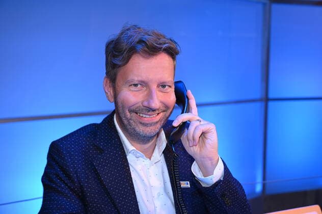 Der Moderator Thorsten Schorn posiert am 21.11.2019 in Hürth bei Köln beim 24. RTL Spendenmarathon wir helfen Kindern 2019. *** The presenter Thorsten Schorn poses on 21 11 2019 in Hürth near Cologne at the 24 RTL Spendenmarathon wir helfen Kindern 2019 (24 RTL Spendenmarathon we help children 2019).