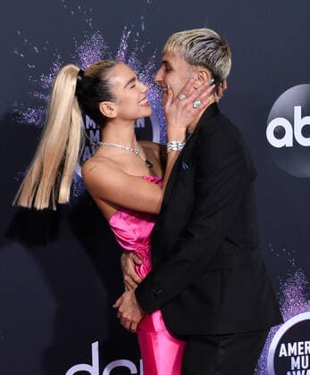 (L-R) Model Anwar Hadid and singer Dua Lipa arrive for the 47th annual American Music Awards at the Microsoft Theater in Los Angeles on Sunday, November 24, 2019.  LAP20191124283 JIMxRUYMEN