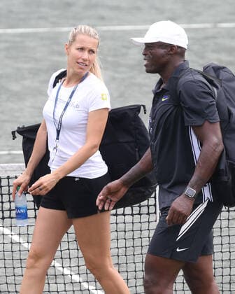 Entertainment Bilder des Tages DELRAY BEACH, FL - NOVEMBER 24: Seal and his new slovenija tennis pro girlfriend Tina Hojnik have a tender private moment on a side court after they participated in the 30TH Annual Chris Evert Pro-Celebrity Tennis Classic presented by Chase Private Client at Delray Beach Tennis Center on November 24, 2019 in Delray Beach, Florida..People: Seal, Tina Hojnik Delray Beach United States Of America - ZUMAs214 20191124_zba_s214_036 Copyright: xSMGx