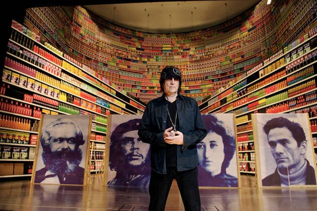 Kuenstler Gottfried Helnwein Kuenstler Gottfried Helnwein vor seinem Bühnenbild in der Volksbuehne Berlin *** Artist Gottfried Helnwein Artist Gottfried Helnwein in front of his stage set in the Volksbuehne Berlin