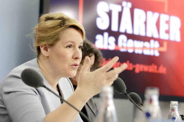 Bilder des Jahres 2019, News 11 November News Themen der Woche KW48 News Bilder des Tages Bundesfamilienministerin Franziska Giffey, SPD, bei einer Pressekonferenz zur Partnerschaftsgewalt in Deutschland und Vorstellung der Kampagne Staerker als Gewalt. Berlin, 25.11.2019 Berlin Deutschland *** Federal Family Minister Franziska Giffey, SPD, at a press conference on partnership violence in Germany and presentation of the campaign Staerker als Gewalt Berlin, 25 11 2019 Berlin Germany Copyright: xThomasxImo photothek.netx