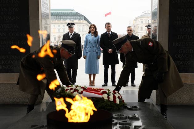 Denmark s Princely Couple in Poland Frederik, Crown Prince of Denmark with his wife Crown Prince of Denmark Mary lay flowers at The Tomb of the Unknown Soldier on November 25, 2019 during their official visit to Warsaw, Poland. EN_01404024_0085 