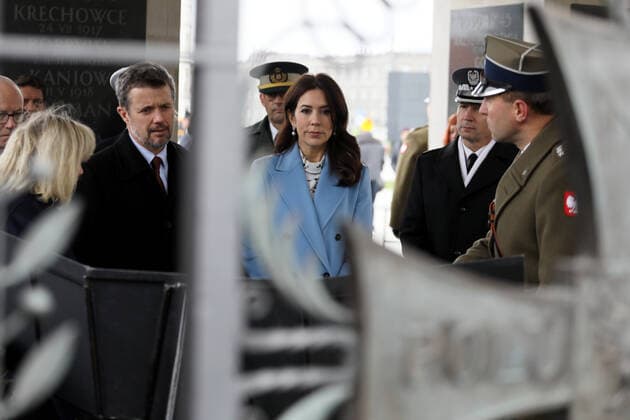 Bilder des Jahres 2019, Entertainment 11 November Entertainment Themen der Woche KW48 Entertainment Bilder des Tages Denmark s Princely Couple in Poland Frederik, Crown Prince of Denmark with his wife Crown Prince of Denmark Mary lay flowers at The Tomb of the Unknown Soldier on November 25, 2019 during their official visit to Warsaw, Poland. EN_01404024_0089 