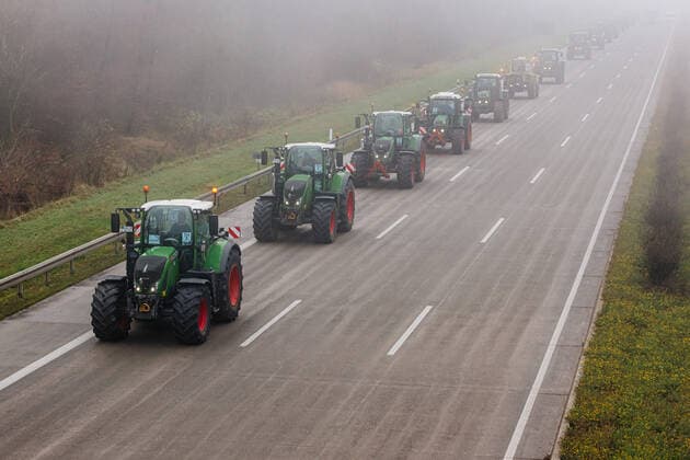 Bilder des Jahres 2019, News 11 November Erfurt , 251119 , Bauerndemo , Traktoren-Sternfahrt nach Berlin Im Bild: Die Traktoren-Sternfahrt auf dem Weg nach Berlin. Hier zwischen Erfurt und Weimar auf der A4 *** Erfurt , 251119 , Bauerndemo , Tractors Rally to Berlin In the picture The tractors Rally on the way to Berlin Here between Erfurt and Weimar on the A4